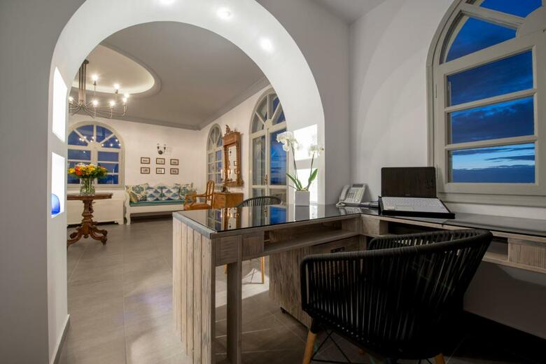 Hotel Caldera's Dolphin Suites