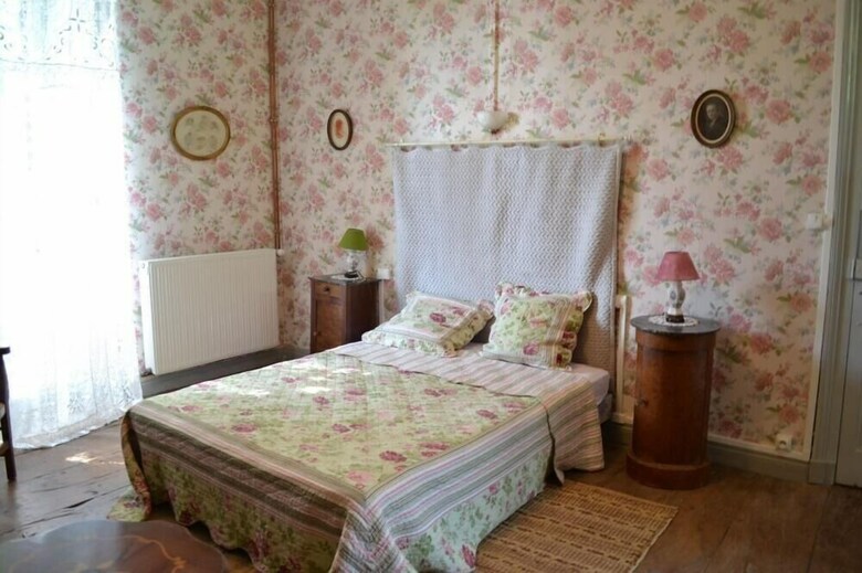 Bed & Breakfast Chambres D'h�tes La Cure Du Maine Charles