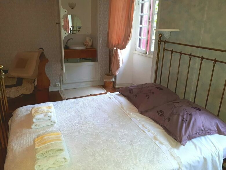 Bed & Breakfast Chambres D'h�tes La Cure Du Maine Charles