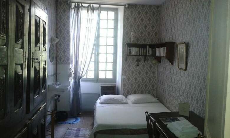 Bed & Breakfast Chambres D'h�tes La Cure Du Maine Charles