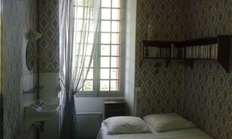 Bed & Breakfast Chambres D'h�tes La Cure Du Maine Charles