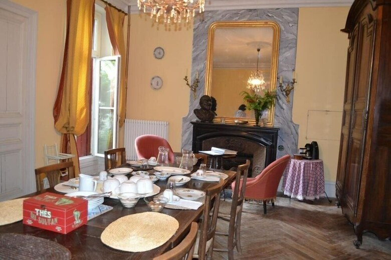 Bed & Breakfast Chambres D'h�tes La Cure Du Maine Charles
