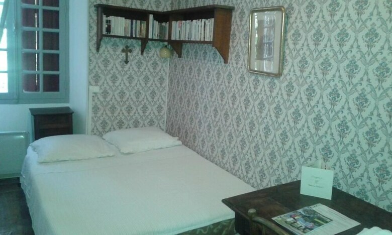 Bed & Breakfast Chambres D'h�tes La Cure Du Maine Charles