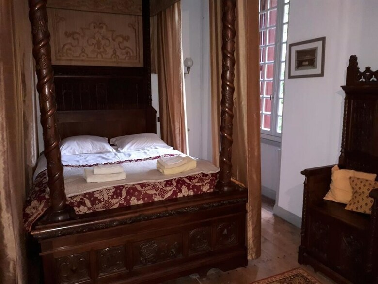 Bed & Breakfast Chambres D'h�tes La Cure Du Maine Charles