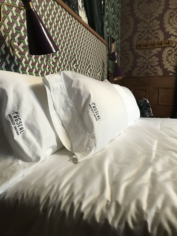 Bed & Breakfast Pug Seal Anatole France