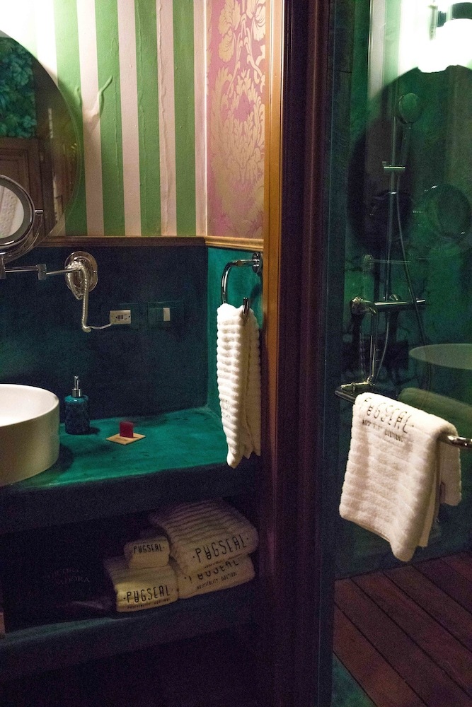 Bed & Breakfast Pug Seal Anatole France