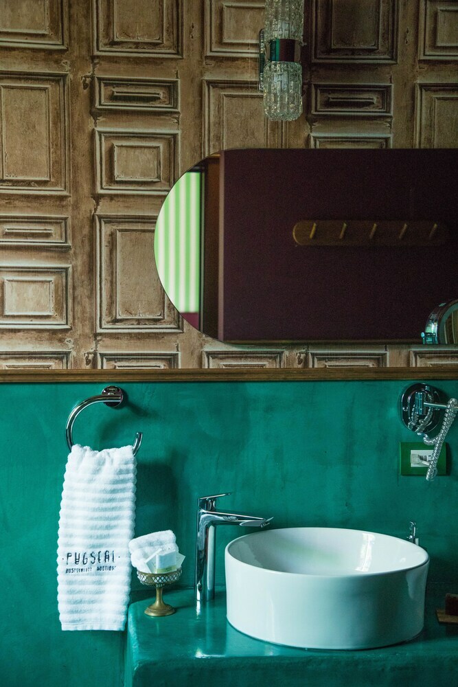 Bed & Breakfast Pug Seal Anatole France