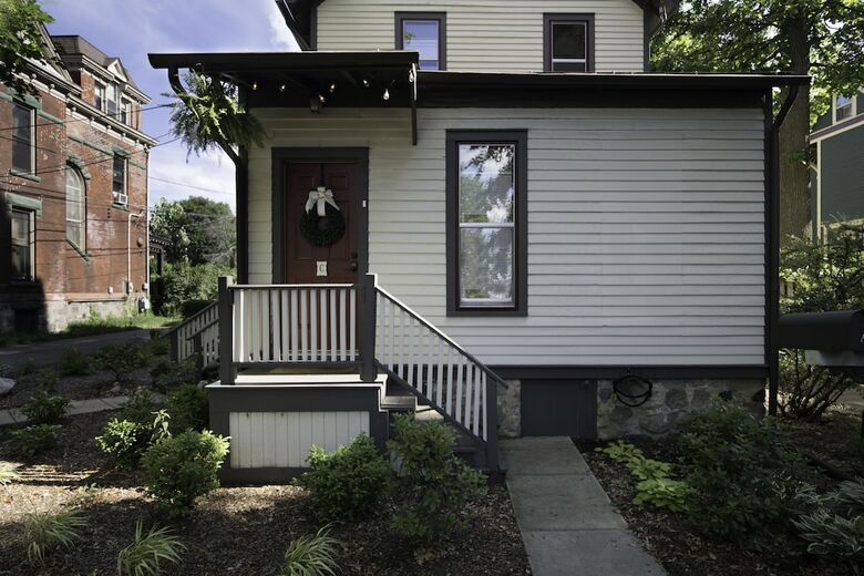 Bed & Breakfast Kara's Kottages @ W. Kalamazoo Ave