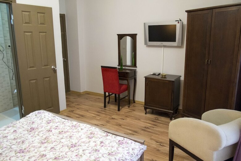 Dora Hotel