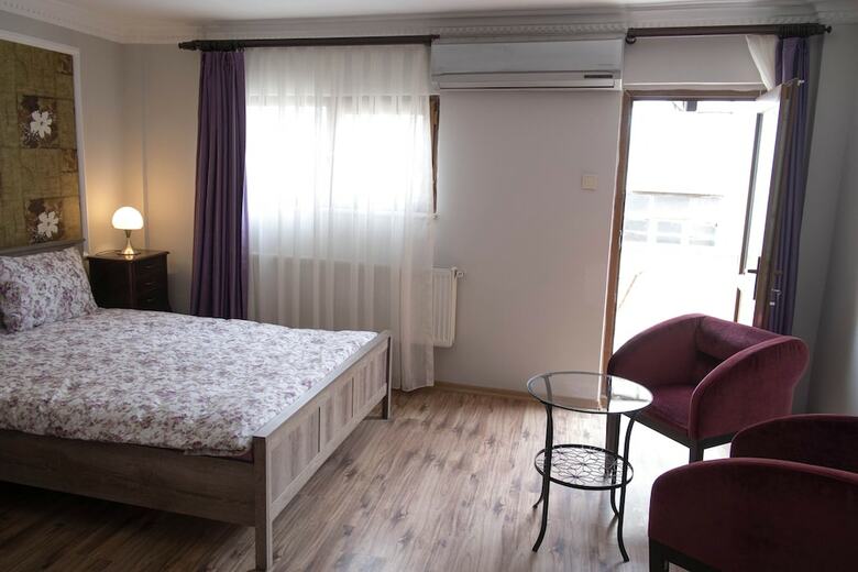 Dora Hotel