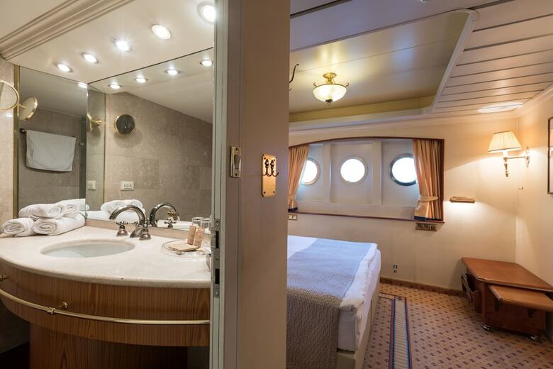 Onriver Hotels  - Ms Cezanne