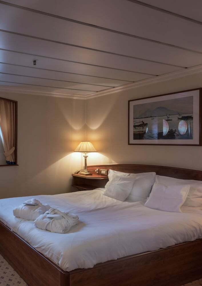 Onriver Hotels  - Ms Cezanne