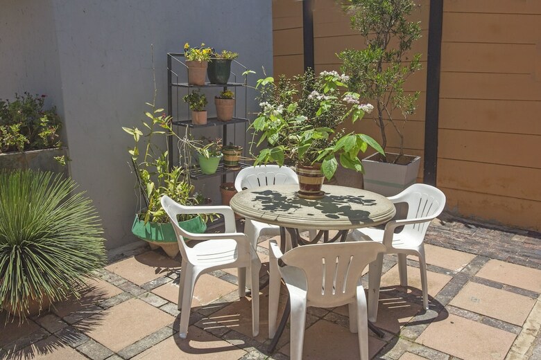 Spacious Garden Cottage