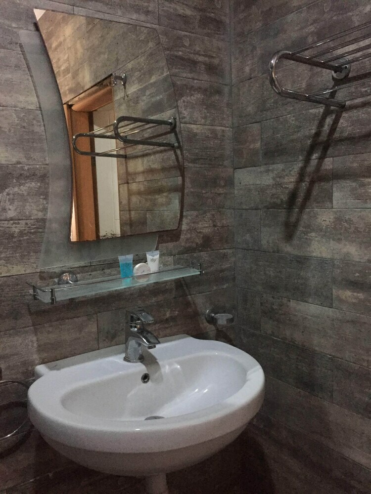 Ellyxville Hotels
