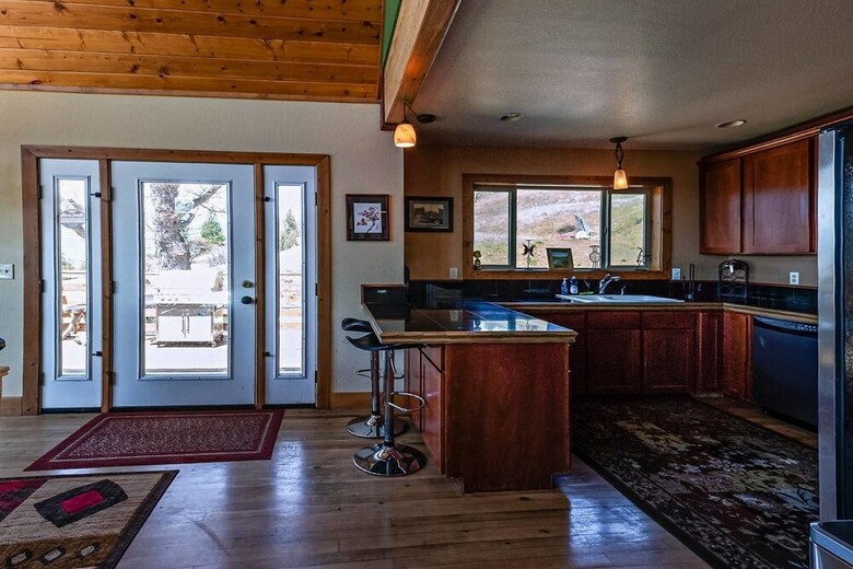 Sunset Chalet - 2600 Sq.ft. Multi-seasonal Retreat
