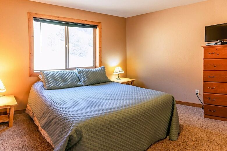 Sunset Chalet - 2600 Sq.ft. Multi-seasonal Retreat