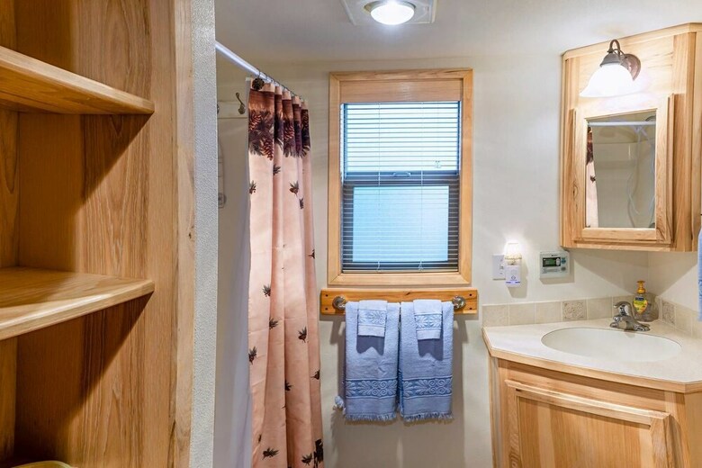 #45 The Cabins At Hyatt Lake-sleeps 4
