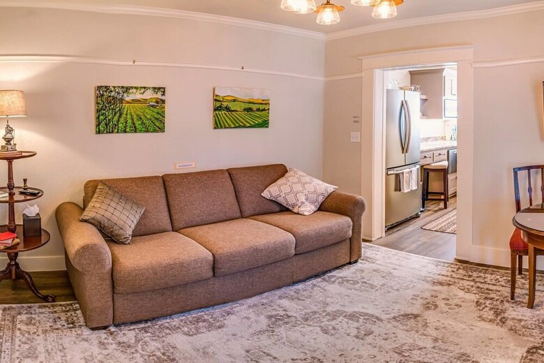 Redtail Suites ~ Entire Home ~ Sleeps 12 ~ Tesla Station