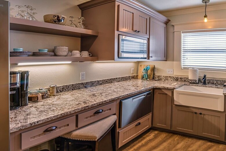 Redtail Suites ~ Entire Home ~ Sleeps 12 ~ Tesla Station