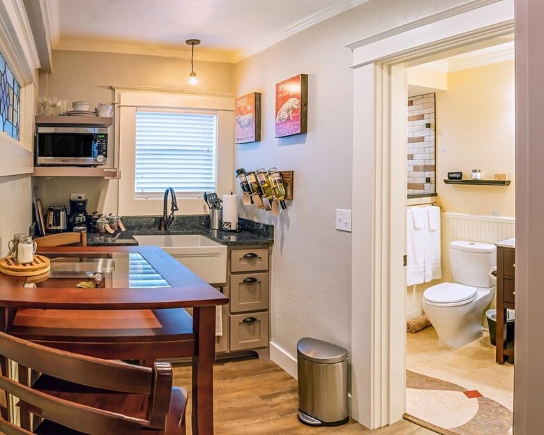 Redtail Suites ~ Entire Home ~ Sleeps 12 ~ Tesla Station
