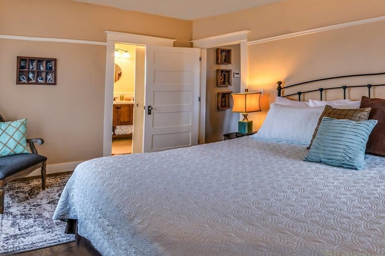 Redtail Suites ~ Entire Home ~ Sleeps 12 ~ Tesla Station
