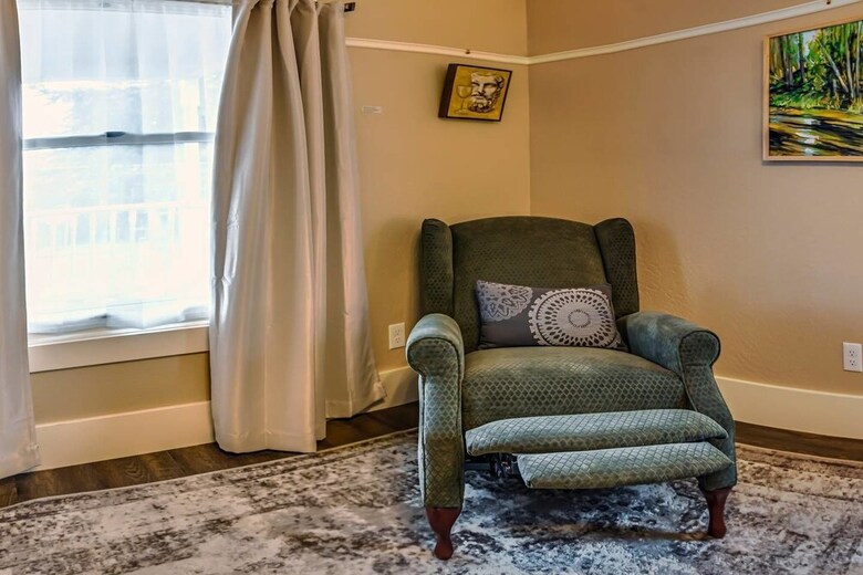 Redtail Suites ~ Entire Home ~ Sleeps 12 ~ Tesla Station