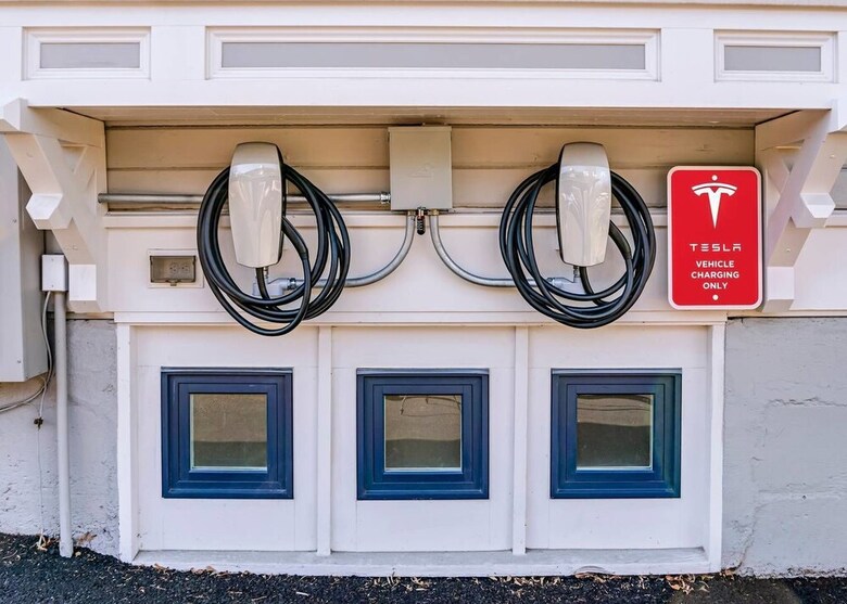 Redtail Suites ~ Entire Home ~ Sleeps 12 ~ Tesla Station