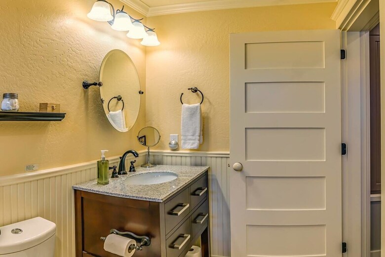 Redtail Suites ~ Entire Home ~ Sleeps 12 ~ Tesla Station