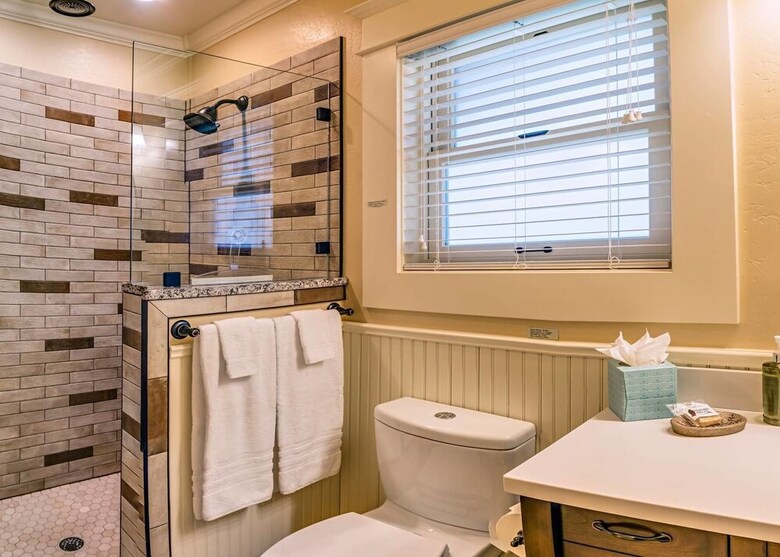 Redtail Suites ~ Entire Home ~ Sleeps 12 ~ Tesla Station