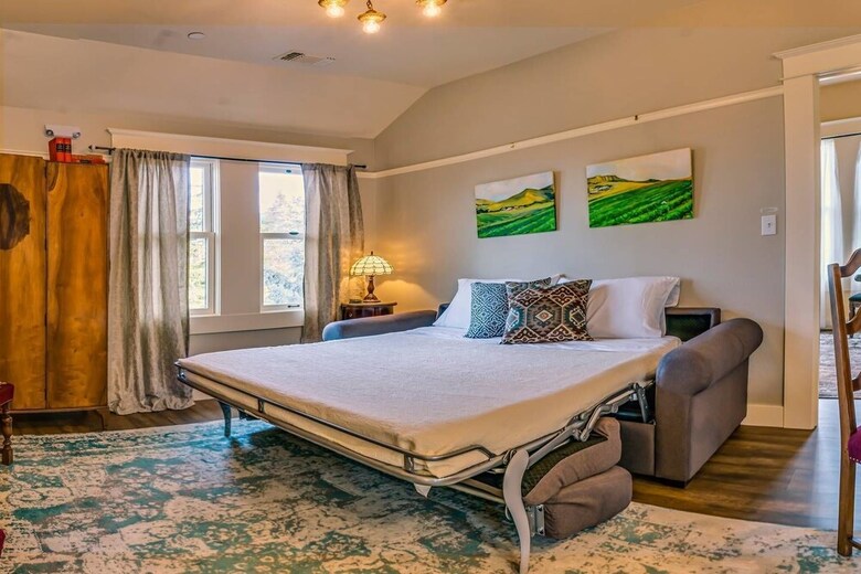 Redtail Suites ~ Entire Home ~ Sleeps 12 ~ Tesla Station