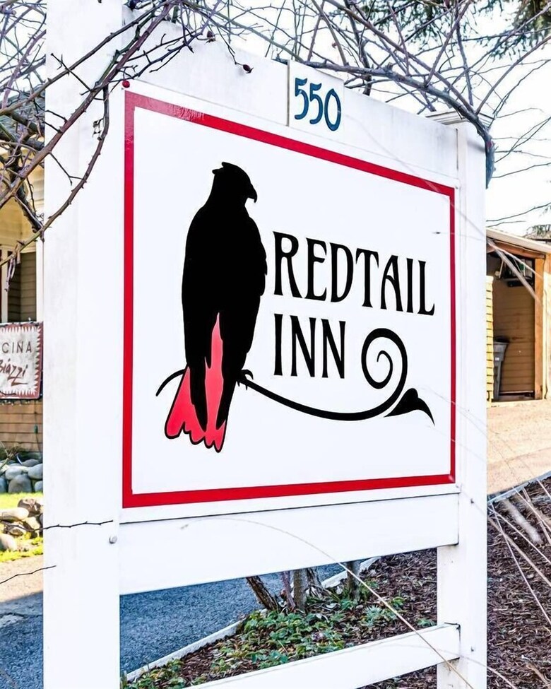 Redtail Suites ~ Entire Home ~ Sleeps 12 ~ Tesla Station