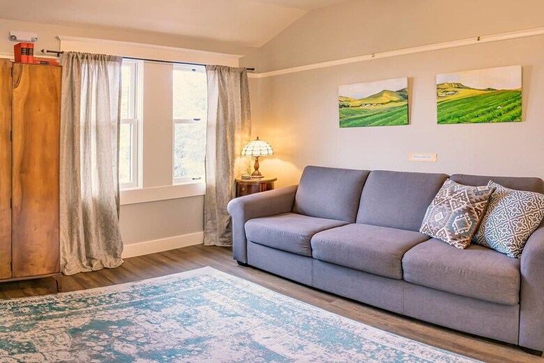 Redtail Suites ~ Entire Home ~ Sleeps 12 ~ Tesla Station