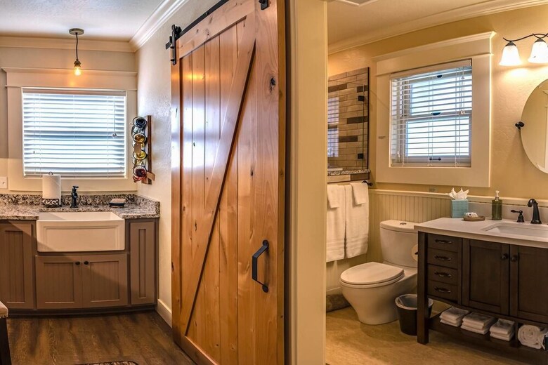 Redtail Suites ~ Entire Home ~ Sleeps 12 ~ Tesla Station