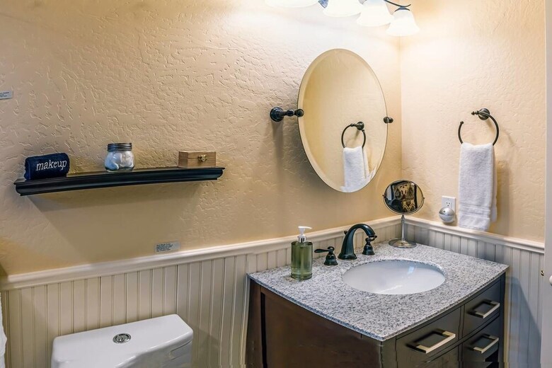 Redtail Suites ~ Entire Home ~ Sleeps 12 ~ Tesla Station