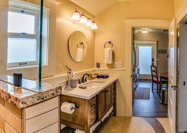 Redtail Suites ~ Entire Home ~ Sleeps 12 ~ Tesla Station