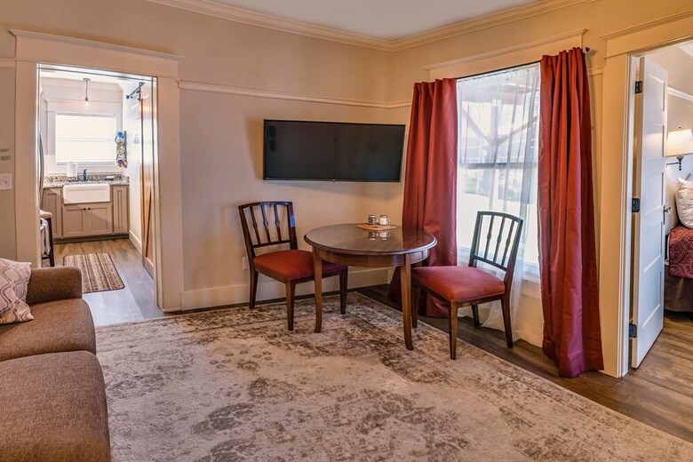 Redtail Suites ~ Entire Home ~ Sleeps 12 ~ Tesla Station