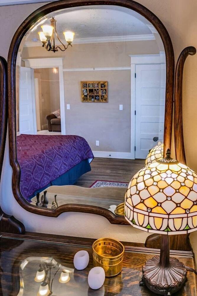 Redtail Suites ~ Entire Home ~ Sleeps 12 ~ Tesla Station