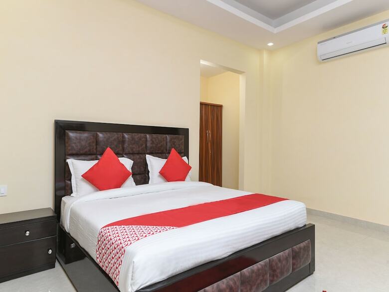 Hotel Oyo 15834 Shubhangni Residency