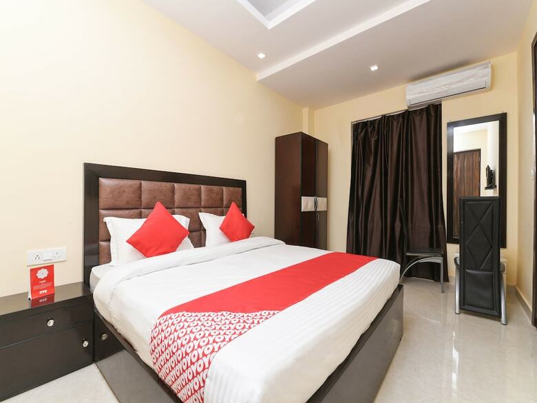 Hotel Oyo 15834 Shubhangni Residency