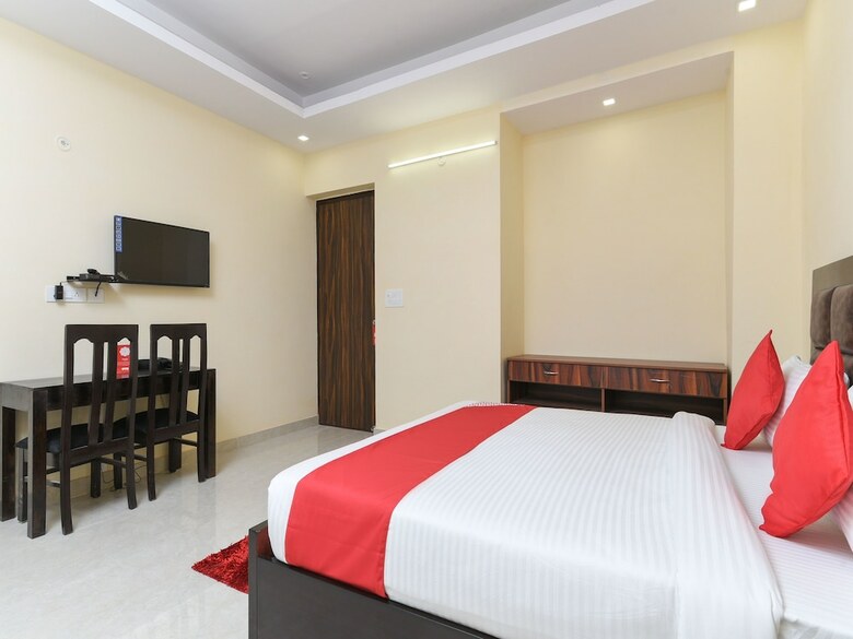 Hotel Oyo 15834 Shubhangni Residency