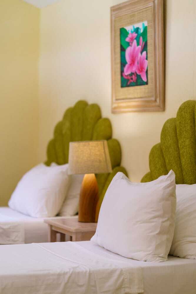 Hotel Coco Grove Beach Resort