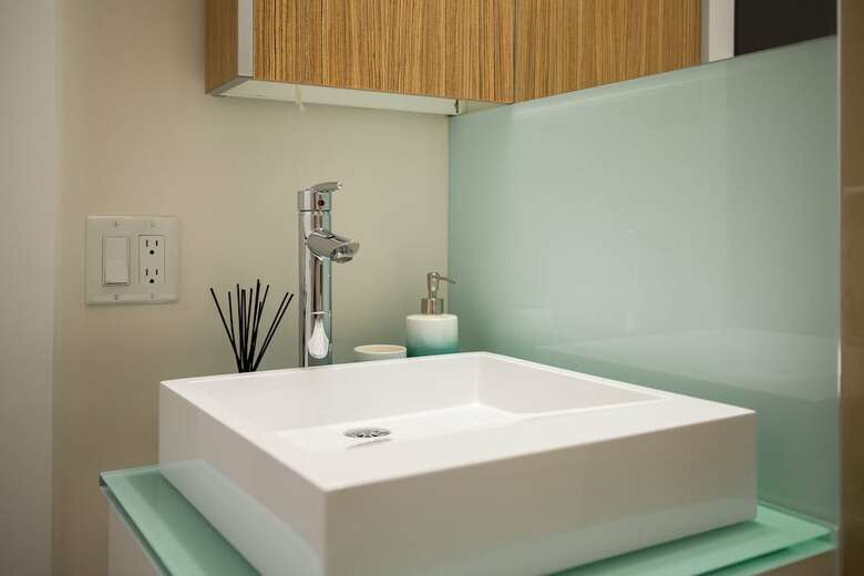 Quickstay - Stylish 2-bedroom Downtown Condo