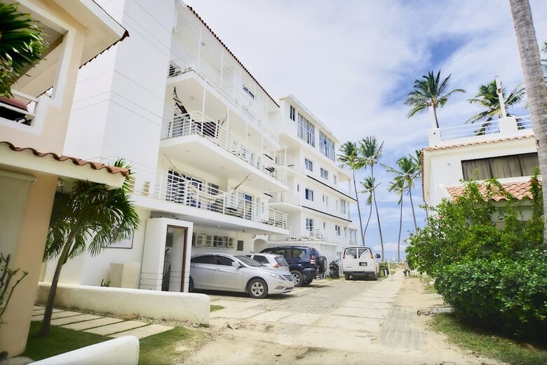 Aparthotel New & Modern Apartment Close To The Beach