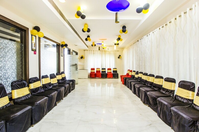 Fabhotel The A Park Lashkar