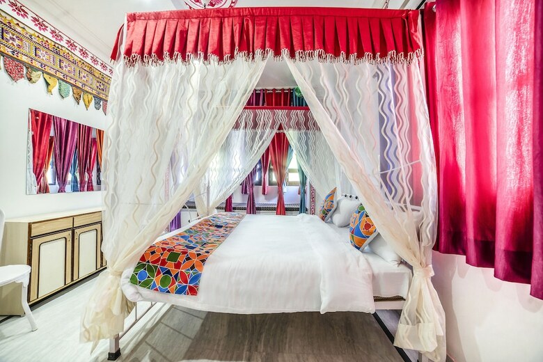 Fabhotel White House
