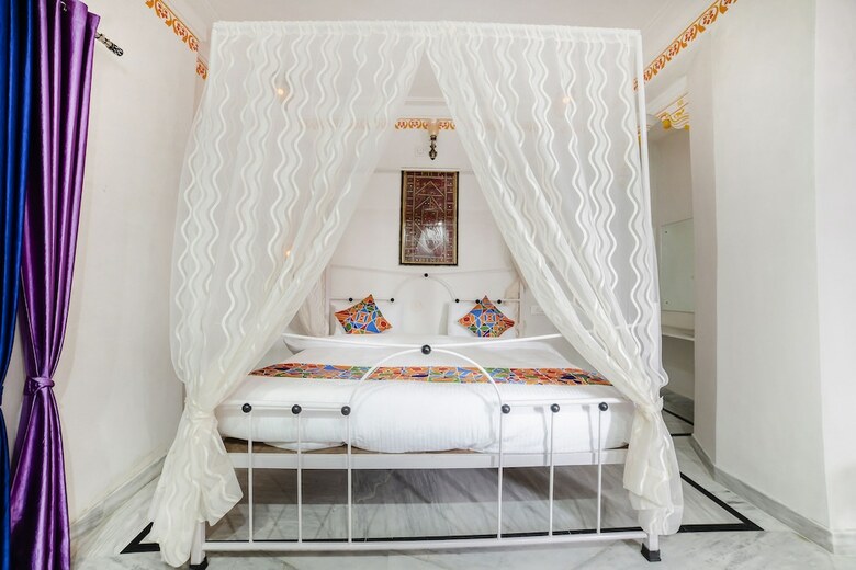 Fabhotel White House