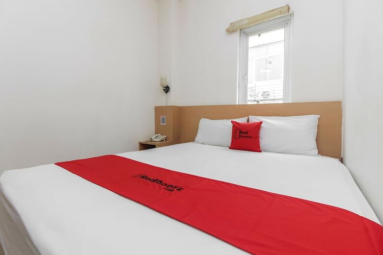 Hotel Reddoorz Plus Near Galaxy Bekasi