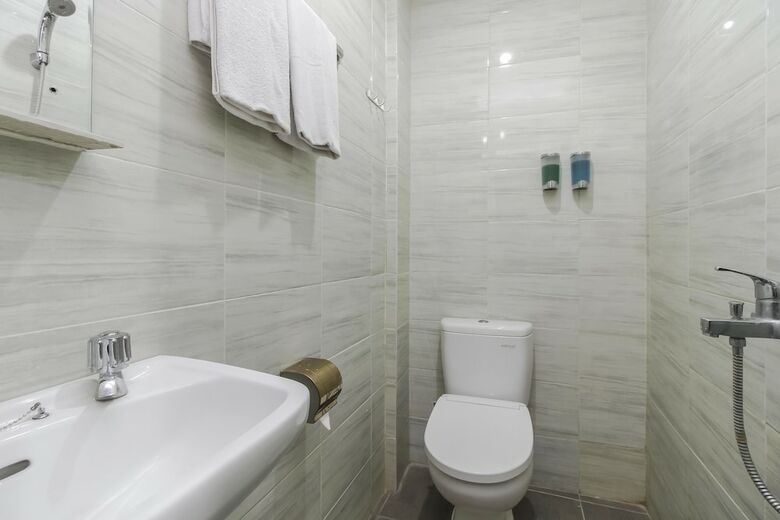 Hotel Reddoorz Plus Near Galaxy Bekasi