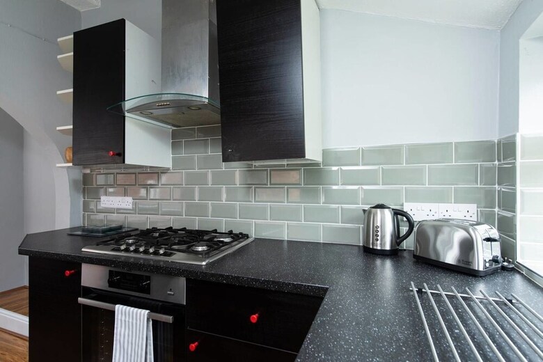 Beautiful 4bd Home In Heart Of Fallowfield!