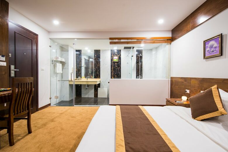 My Hotel ? Night Hanoi